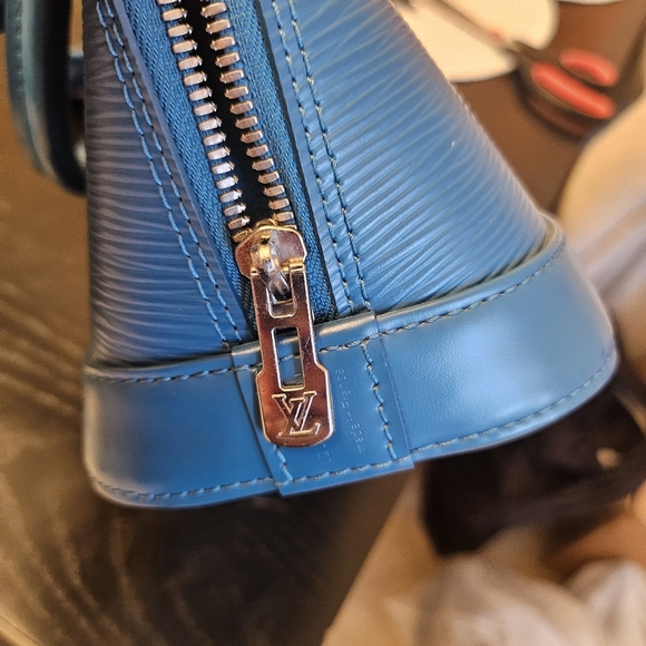 ✨ Authentic Louis Vuitton Alma BB in rare Cyan Épi leather. - Picture 9 of 16